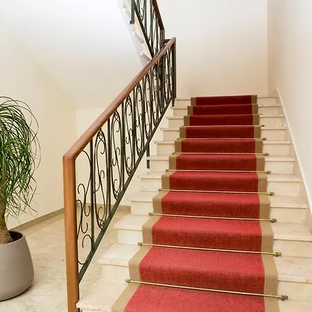 Отель Sacco Бернальда